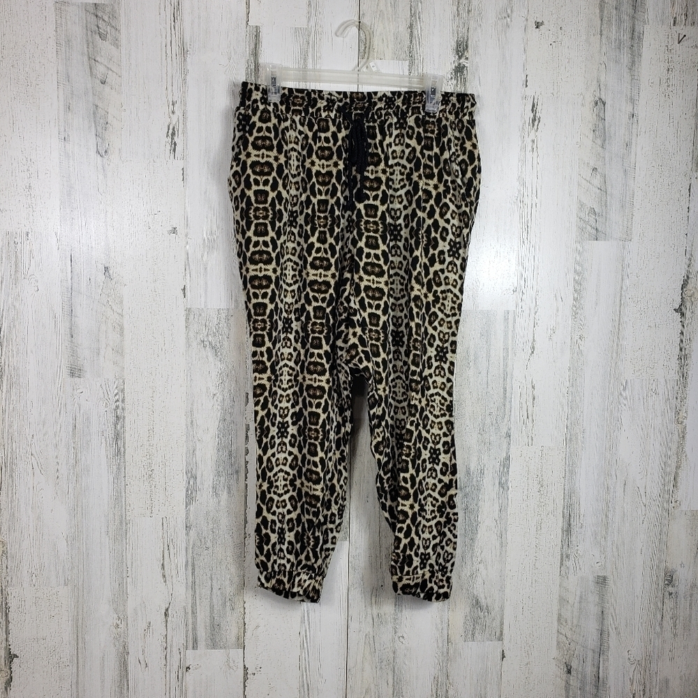 Paper tee cheetah print joggers size 2X